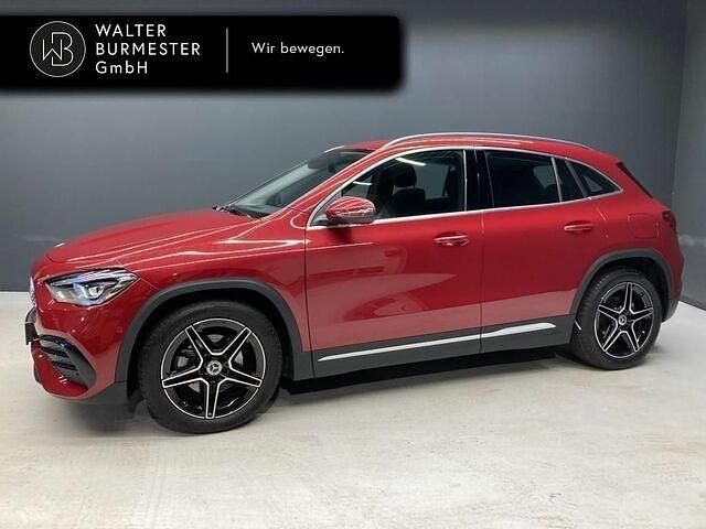 Rot (993 manufaktur patagonienrot metallic) Gebraucht 2023 Mercedes GLA200 AMG line SUV | 36.480 € (Fairer Preis) - Bild 1/2