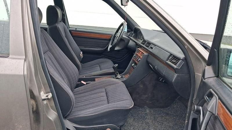 Gebraucht Mercedes 250 90 PS (66 kW) 1992 Braun Limousine