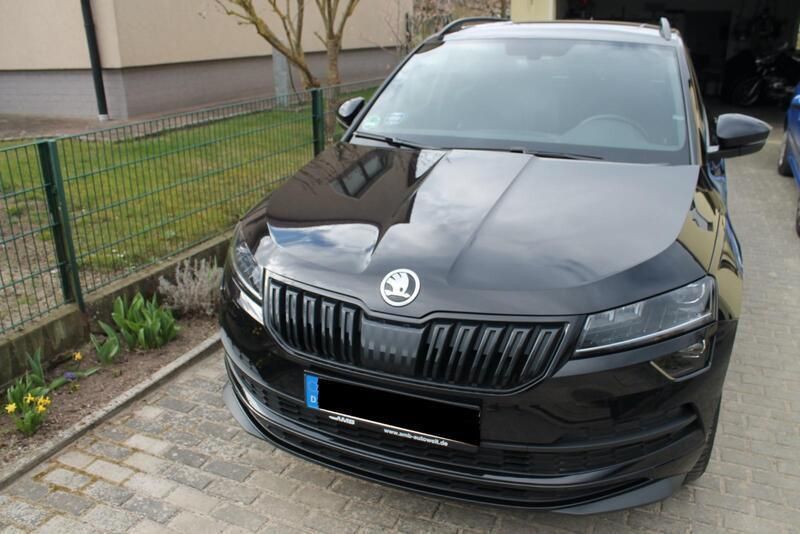 Schwarz Gebraucht 2022 Skoda Karoq SportLine SUV | 26.320 € (Guter Preis) - Bild 1/4