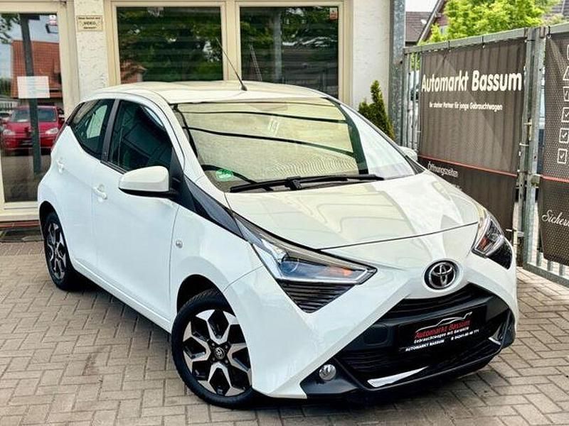 Weiß Gebraucht 2021 Toyota Aygo X-play Kleinwagen | 9.999 € (Guter Preis) - Bild 1/3