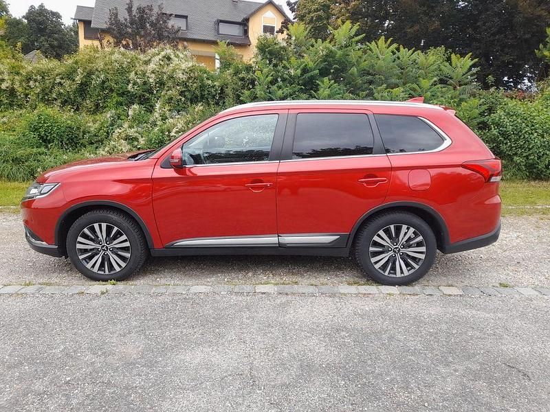 Rot Gebraucht 2020 Mitsubishi Outlander Active SUV | 21.990 € (Fairer Preis) - Bild 1/4