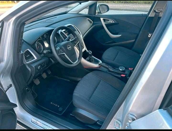 Silber Gebraucht 2010 Opel Astra Limousine | 6.500 € (Etwas zu teuer) - Bild 1/4