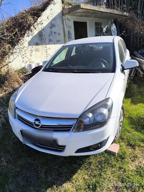 Weiß Gebraucht 2011 Opel Astra Limousine | 3.199 € (Guter Preis) - Bild 1/4