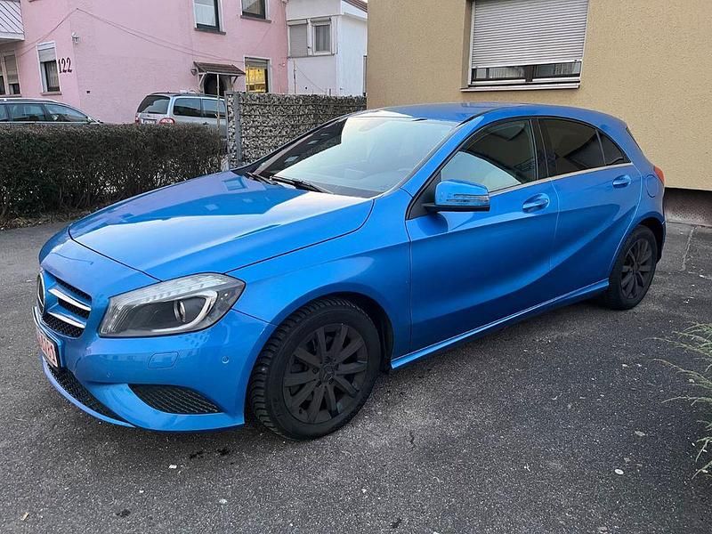 Gebraucht Mercedes A180 122 PS (89 kW) 2013 Blau Limousine