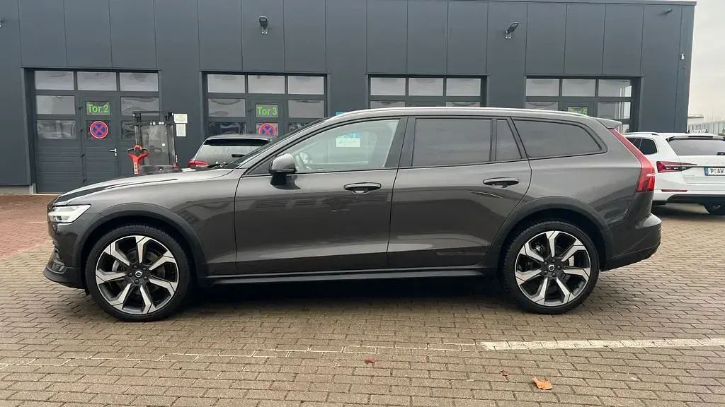 Gebraucht Volvo V60 CC Ultimate 197 PS (144 kW) 2023 Grau Kombi