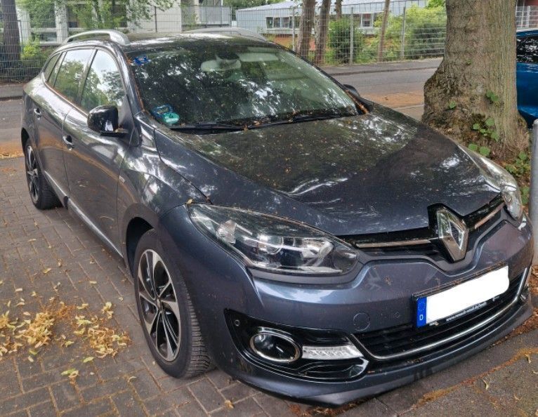 Grau Gebraucht 2015 Renault Mégane III Bose Edition Limousine | 10.500 € (Fairer Preis) - Bild 1/3