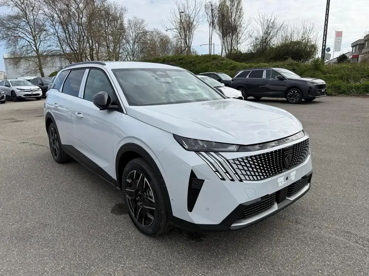 Neu Peugeot 5008 Allure 145 PS (106 kW) 2025 Perla nera schwarz metallic Van / Kleinbus