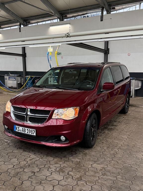 Rot Gebraucht 2016 Dodge Grand Caravan Van / Kleinbus | 11.900 € (Guter Preis) - Bild 1/4