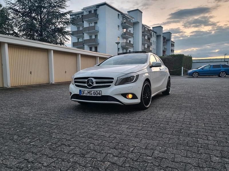 Weiß Gebraucht 2014 Mercedes 180 Limousine | 12.600 € - Bild 1/4
