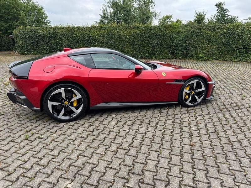 Rosso imola Neu 2025 Ferrari 12 Cilindri Coupé | 560.000 € - Bild 1/4