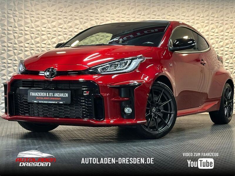 Emotional red 2 Gebraucht 2024 Toyota Yaris Limousine | 36.999 € (Fairer Preis) - Bild 1/4