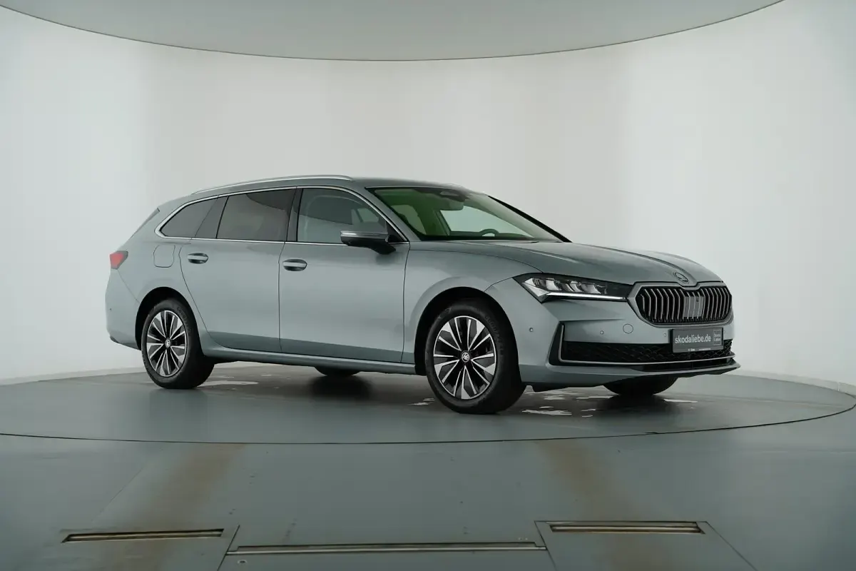Gebraucht Skoda Superb Selection 193 PS (141 kW) 2024 Pebble silber metallic Limousine
