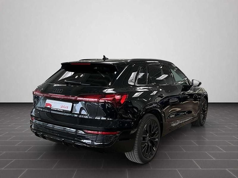 Gebraucht Audi Q8 e-tron Comfort 300 kW (408 PS) 2023 Mythosschwarz metallic (metallic) SUV