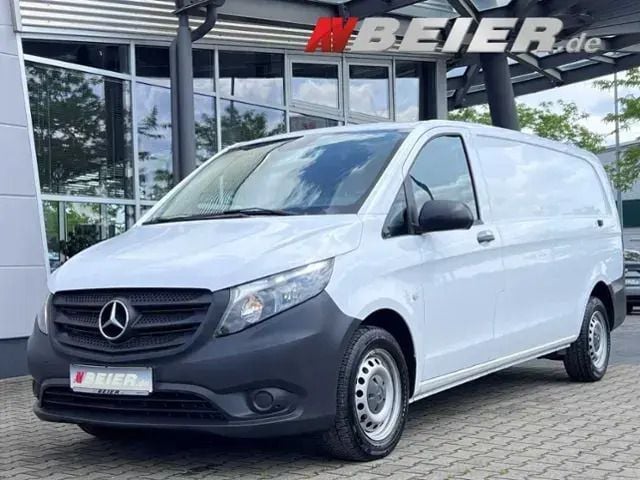 Weiß (arktikweiss) Gebraucht 2018 Mercedes Vito Van / Kleinbus | 18.790 € (Superpreis) - Bild 1/4