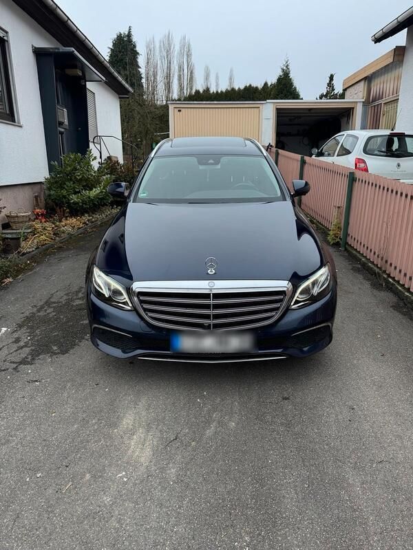 Blau Gebraucht 2017 Mercedes E220 AMG line Kombi | 17.700 € (Superpreis) - Bild 1/4
