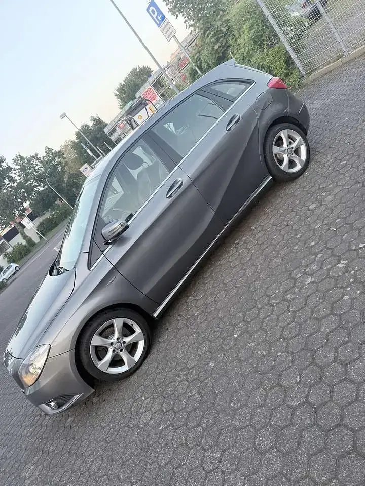 Gebraucht Mercedes B180 109 PS (80 kW) 2012 Grau Kleinwagen