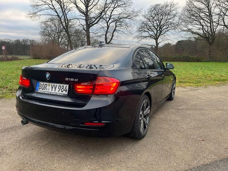 Gebraucht BMW 318 143 PS (105 kW) 2014 Schwarz Limousine