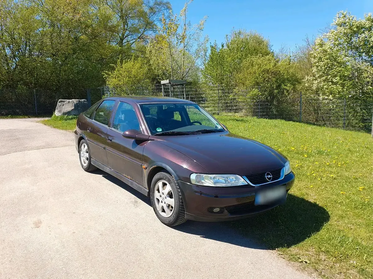 Second-hand Opel Vectra 101 CP (74 kW) 2001 Roșu Berlinǎ