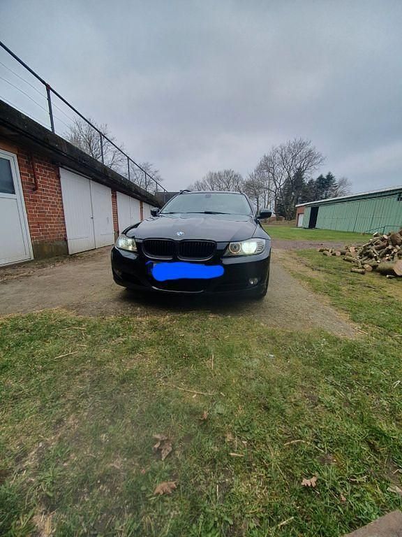 Gebraucht BMW 320 177 PS (130 kW) 2009 Schwarz Kombi