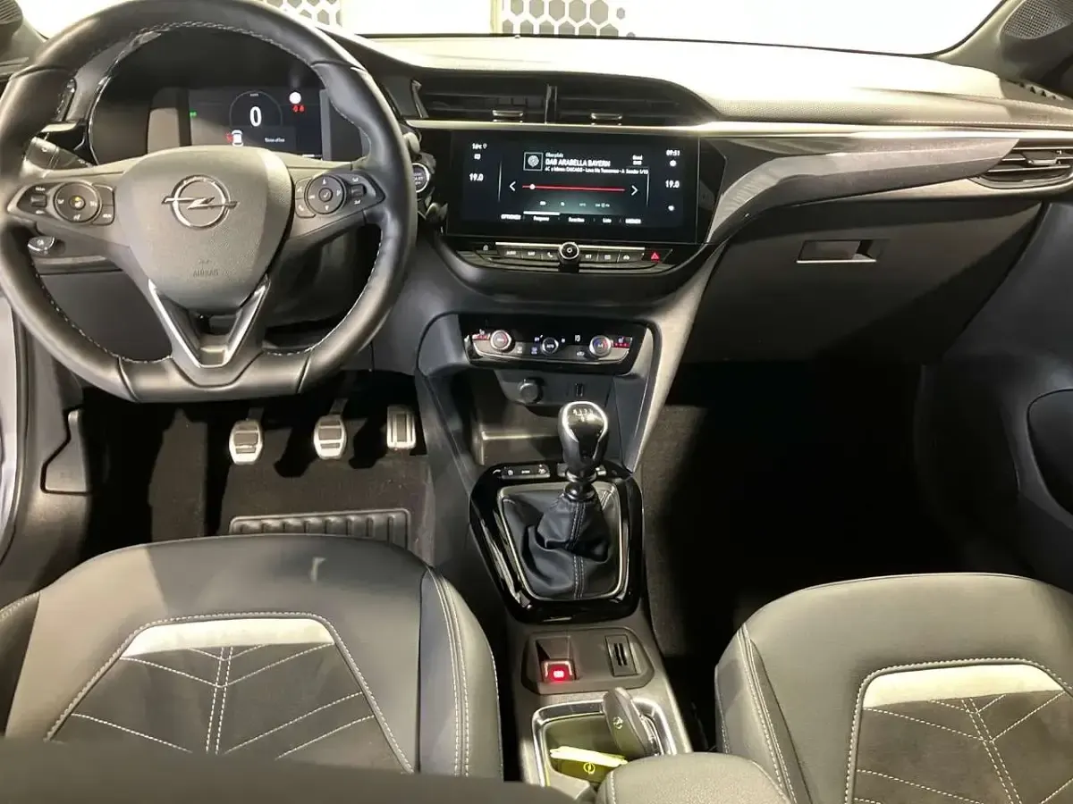 Gebraucht Opel Corsa 101 PS (74 kW) 2023 Kontrast grau/quarz silber Kleinwagen