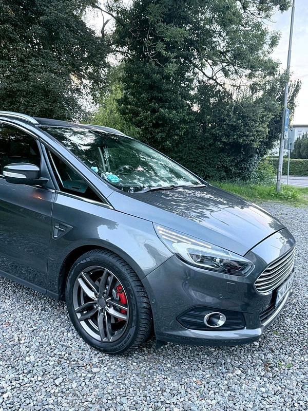 Grau Gebraucht 2016 Ford S-MAX S Van / Kleinbus | 15.000 € (Teuer) - Bild 1/4