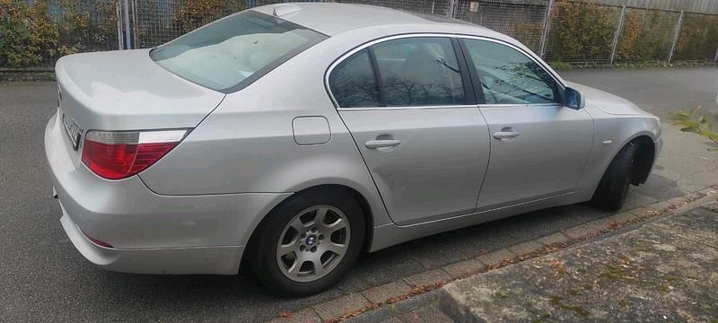 Grau Gebraucht 2004 BMW 525 Limousine | 2.450 € (Superpreis) - Bild 1/4