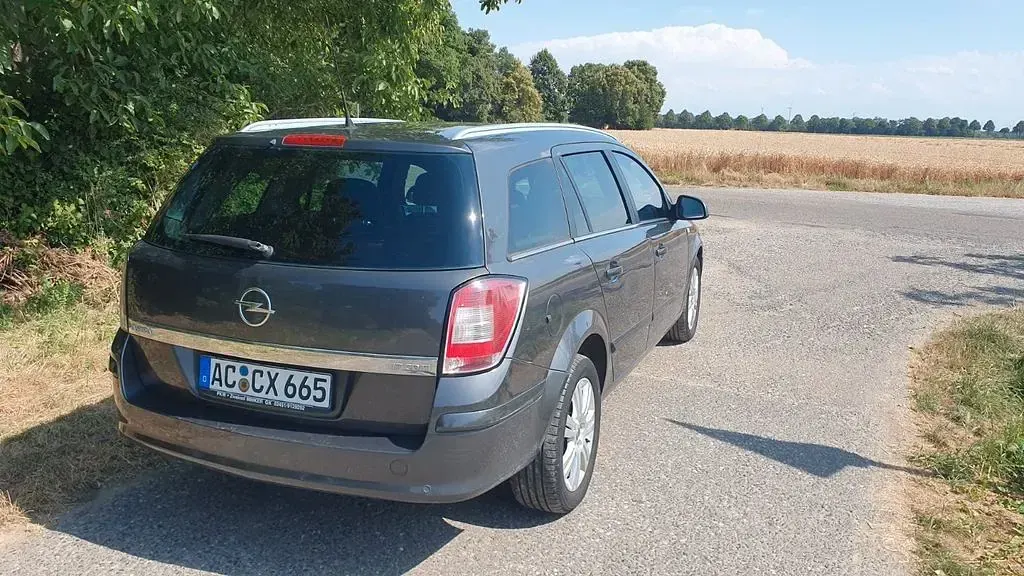 Gebraucht Opel Astra Edition 110 PS (80 kW) 2010 Grau Limousine