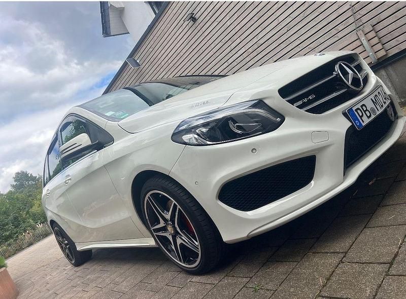 Weiß Gebraucht 2015 Mercedes B200 AMG line Van / Kleinbus | 17.600 € (Teuer) - Bild 1/4