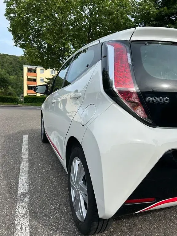 Gebraucht Toyota Aygo X-play 69 PS (50 kW) 2017 Weiß Kleinwagen