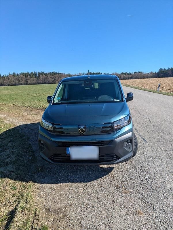 Gebraucht Peugeot Partner 131 PS (96 kW) 2025 Blau Van / Kleinbus