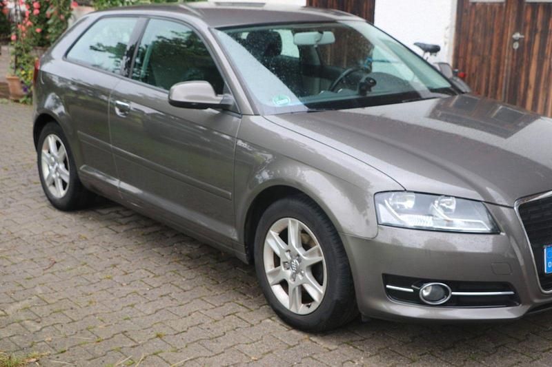 Grau Gebraucht 2011 Audi A3 Attraction Limousine | 2.900 € (Superpreis) - Bild 1/4