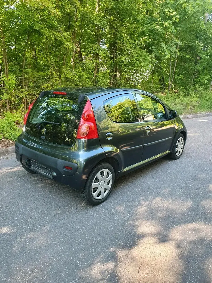 Gebraucht Peugeot 107 69 PS (50 kW) 2012 Grau Kleinwagen