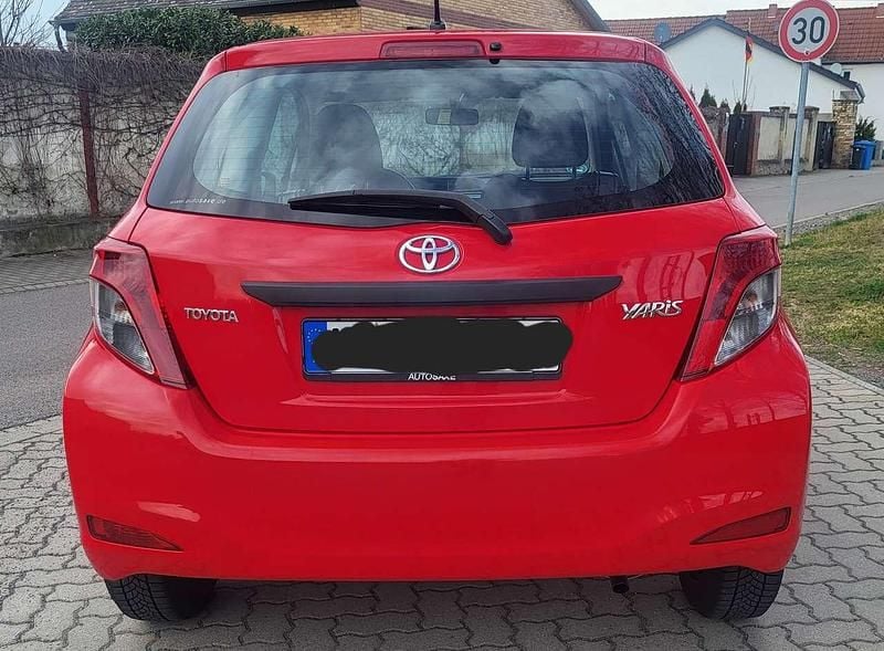 Gebraucht Toyota Yaris 69 PS (50 kW) 2014 Rot Kleinwagen
