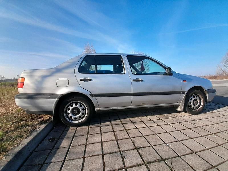 Second-hand VW Vento 90 CP (66 kW) 1994 Argintiu Berlinǎ