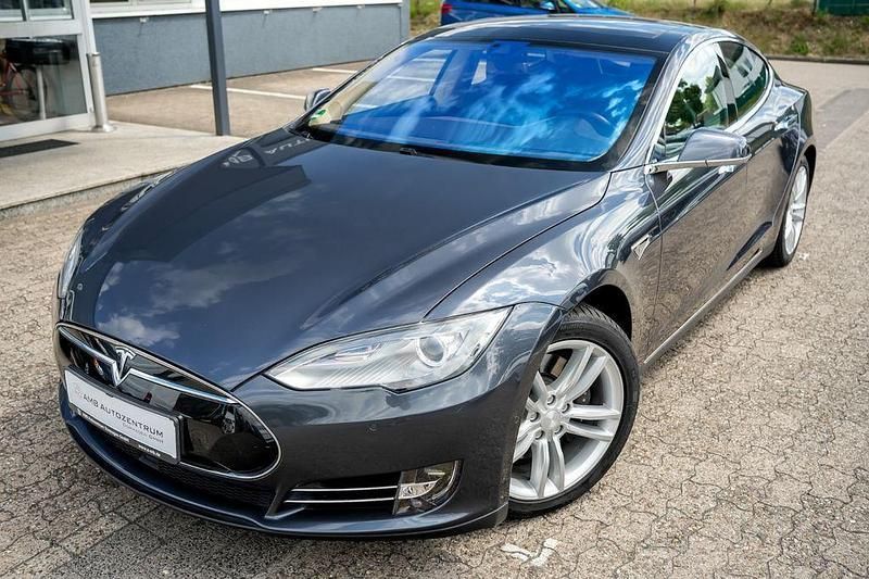 Grau Gebraucht 2015 Tesla Model S Limousine | 29.999 € (Teuer) - Bild 1/4