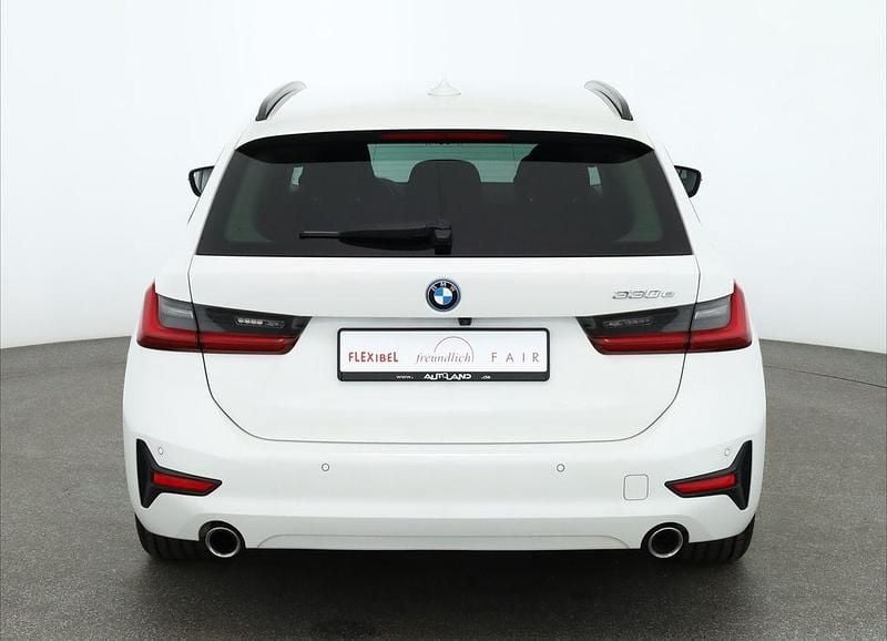 Gebraucht BMW 330e Sport Line 252 PS (185 kW) 2022 Weiß Kombi