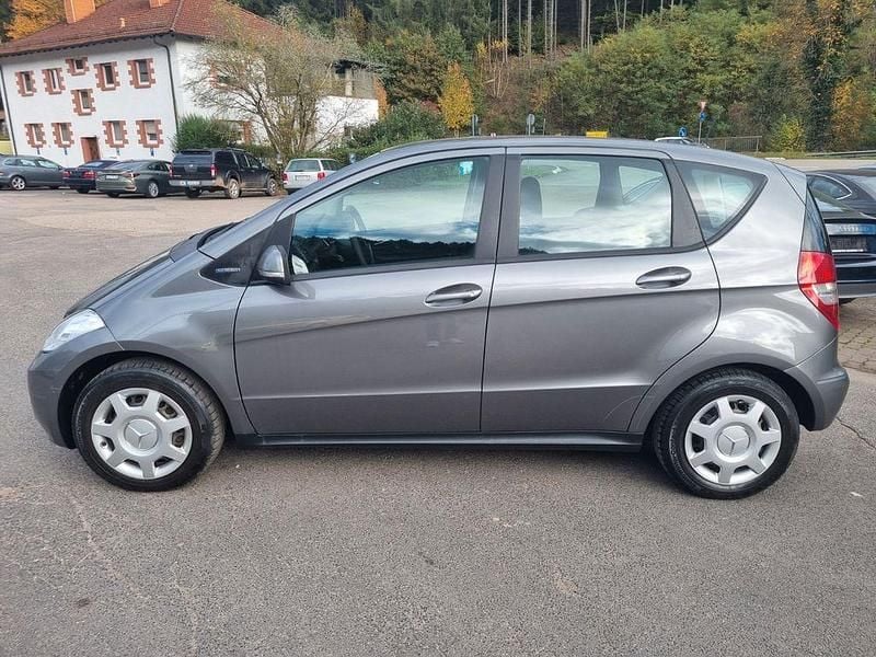 Grau Gebraucht 2011 Mercedes A140 Limousine | 5.900 € - Bild 1/4