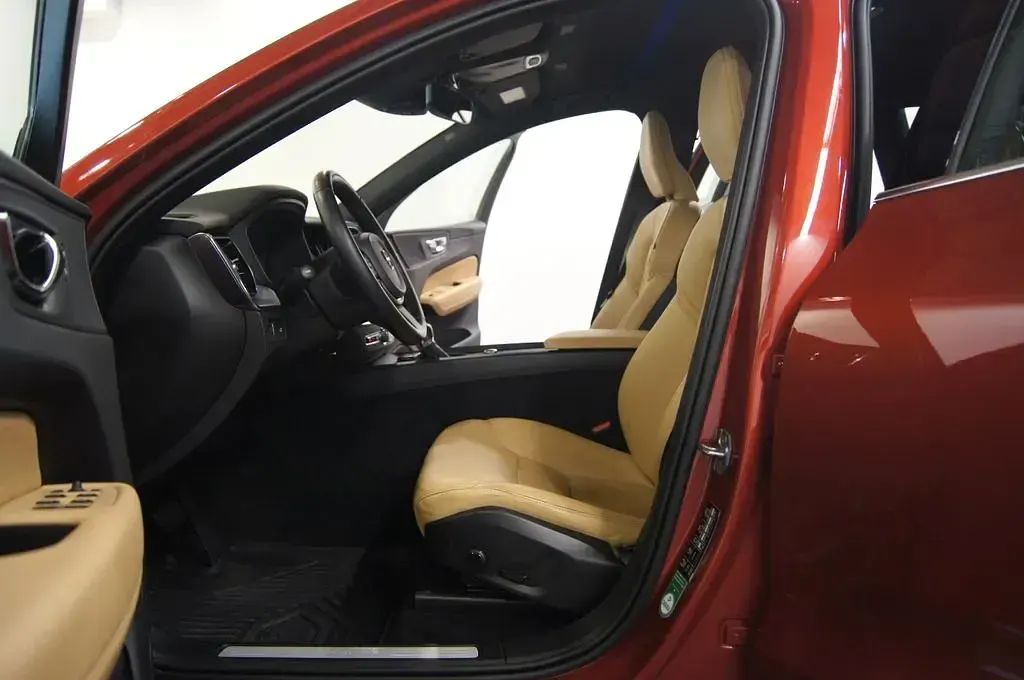 Gebraucht Volvo XC60 Momentum 190 PS (139 kW) 2020 Rot SUV
