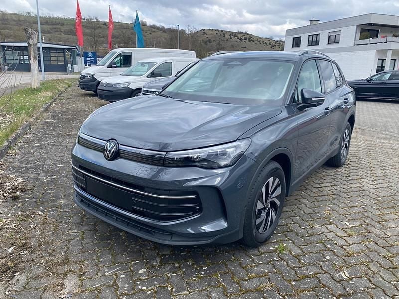 Neu VW Tiguan Life 150 PS (110 kW) 2025 Delfingrau metallic SUV