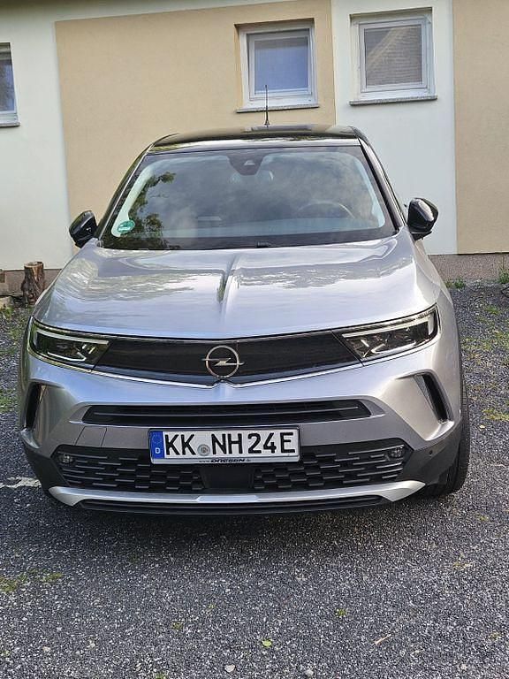 Grau Gebraucht 2022 Opel Mokka-e Ultimate SUV | 16.900 € (Fairer Preis) - Bild 1/4