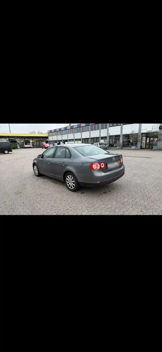 Używany VW Jetta 105 KM (77 kW) 2008 Szary Sedan/Limuzyna