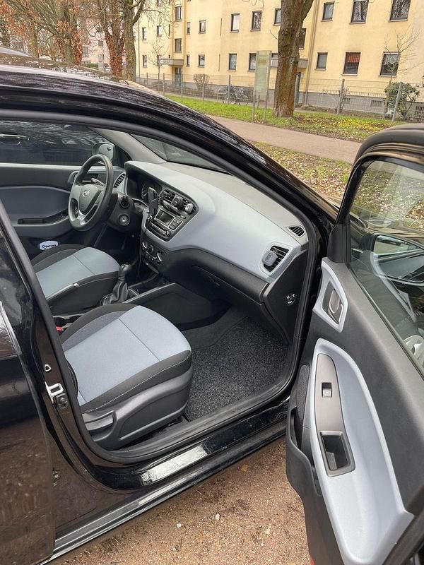 Gebraucht Hyundai i20 Classic 84 PS (61 kW) 2018 Schwarz Kleinwagen