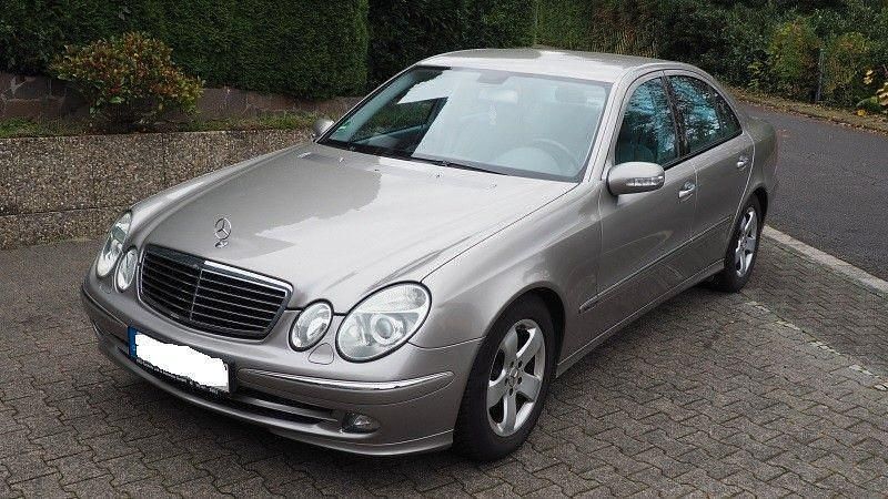 Beige Gebraucht 2004 Mercedes E200 Avantgarde Limousine | 5.450 € (Fairer Preis) - Bild 1/4