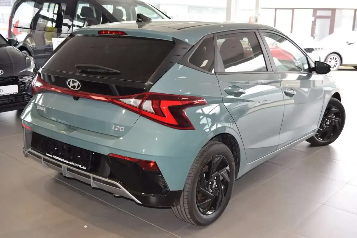 Neu Hyundai i20 Blackline 90 PS (66 kW) 2026 Grün Kleinwagen