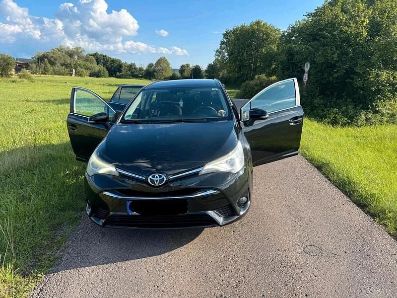 Schwarz Gebraucht 2015 Toyota Avensis Kombi | 11.450 € (Fairer Preis) - Bild 1/4