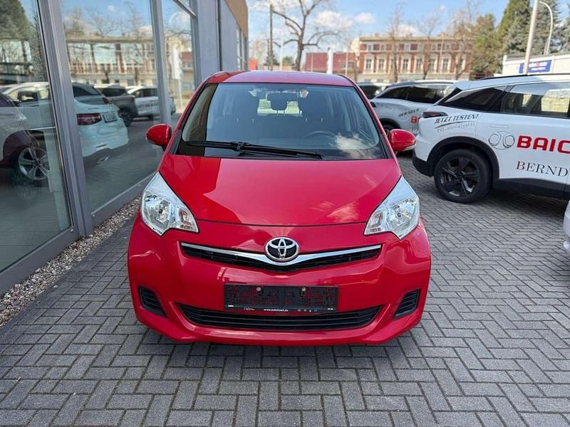 Gebraucht Toyota Verso-S Cool 99 PS (72 kW) 2012 Super red 5 Van / Kleinbus