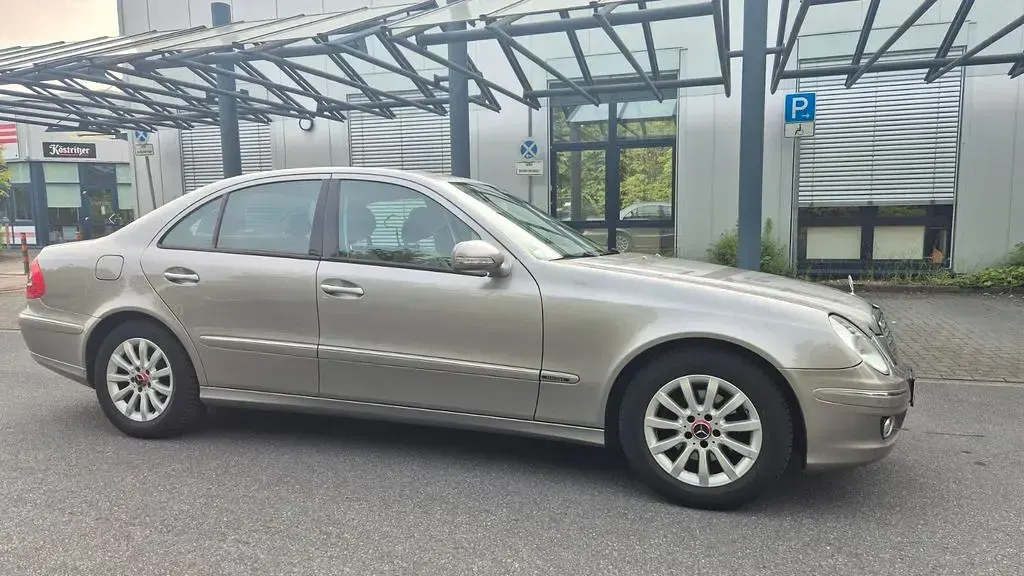 Gebraucht Mercedes E220 Elegance 170 PS (125 kW) 2008 Beige Limousine