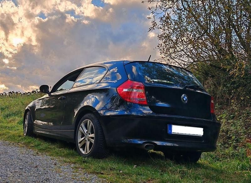 Schwarz Gebraucht 2011 BMW 120 Kleinwagen | 7.990 € (Fairer Preis) - Bild 1/4