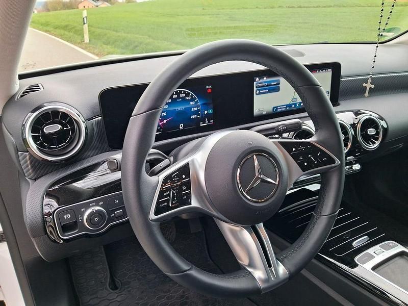 Weiß Gebraucht 2023 Mercedes A180 Limousine | 28.900 € (Fairer Preis) - Bild 1/4