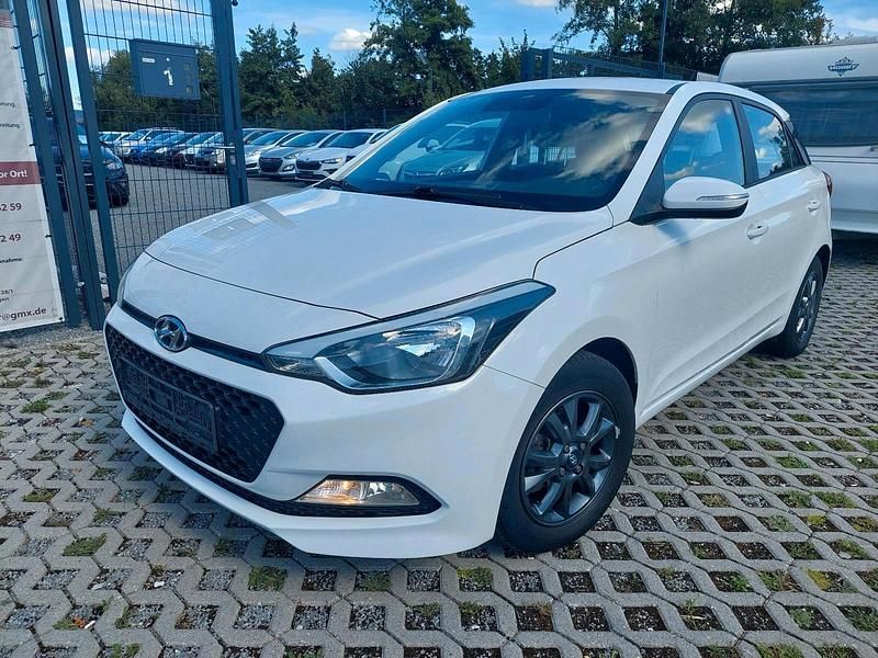 Weiß Gebraucht 2017 Hyundai i20 Active Limousine | 6.890 € (Fairer Preis) - Bild 1/4